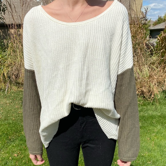 Off white sweater with army green sleeves - Picture 2 of 5